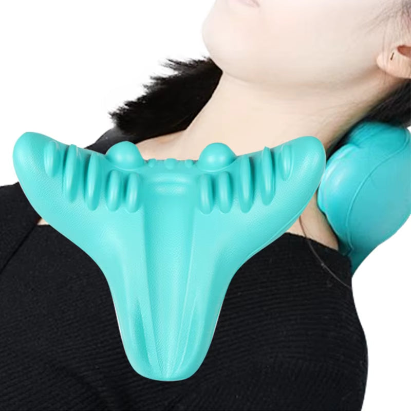 Persona usando la almohada de tracción cervical NeckReset