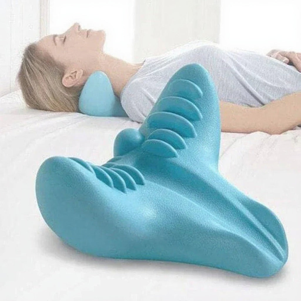 Persona usando la almohada de tracción cervical Cervicare+