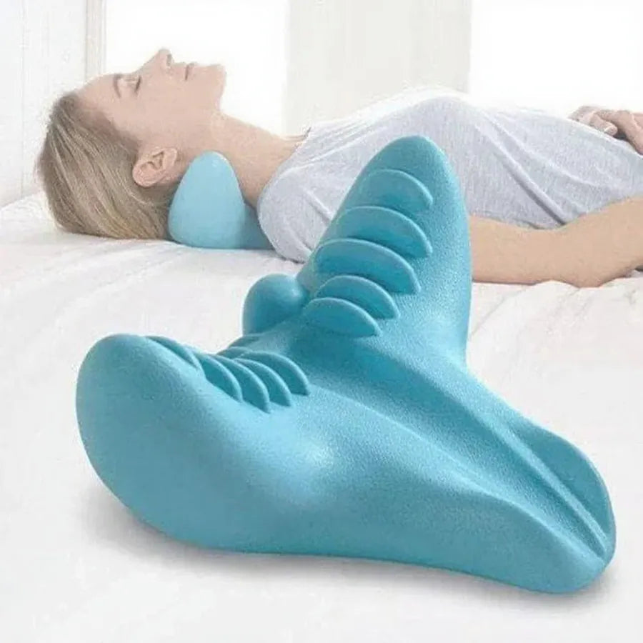 Persona usando la almohada de masaje para el cuello NeckReset
